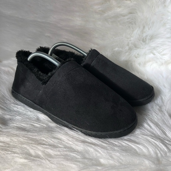 New Mens Revolution Slippers Size 7-8 Slip On Black Fuzzy‎ Faux Fur Shoes - Picture 2 of 6